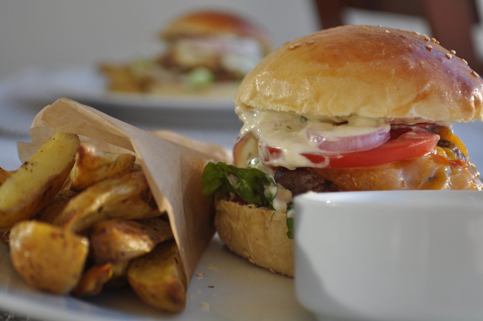 BASIC BURGER MED OVNSBAKTE POTET BÅTER OG KORIANDER OG JALEPENO DRESSING
