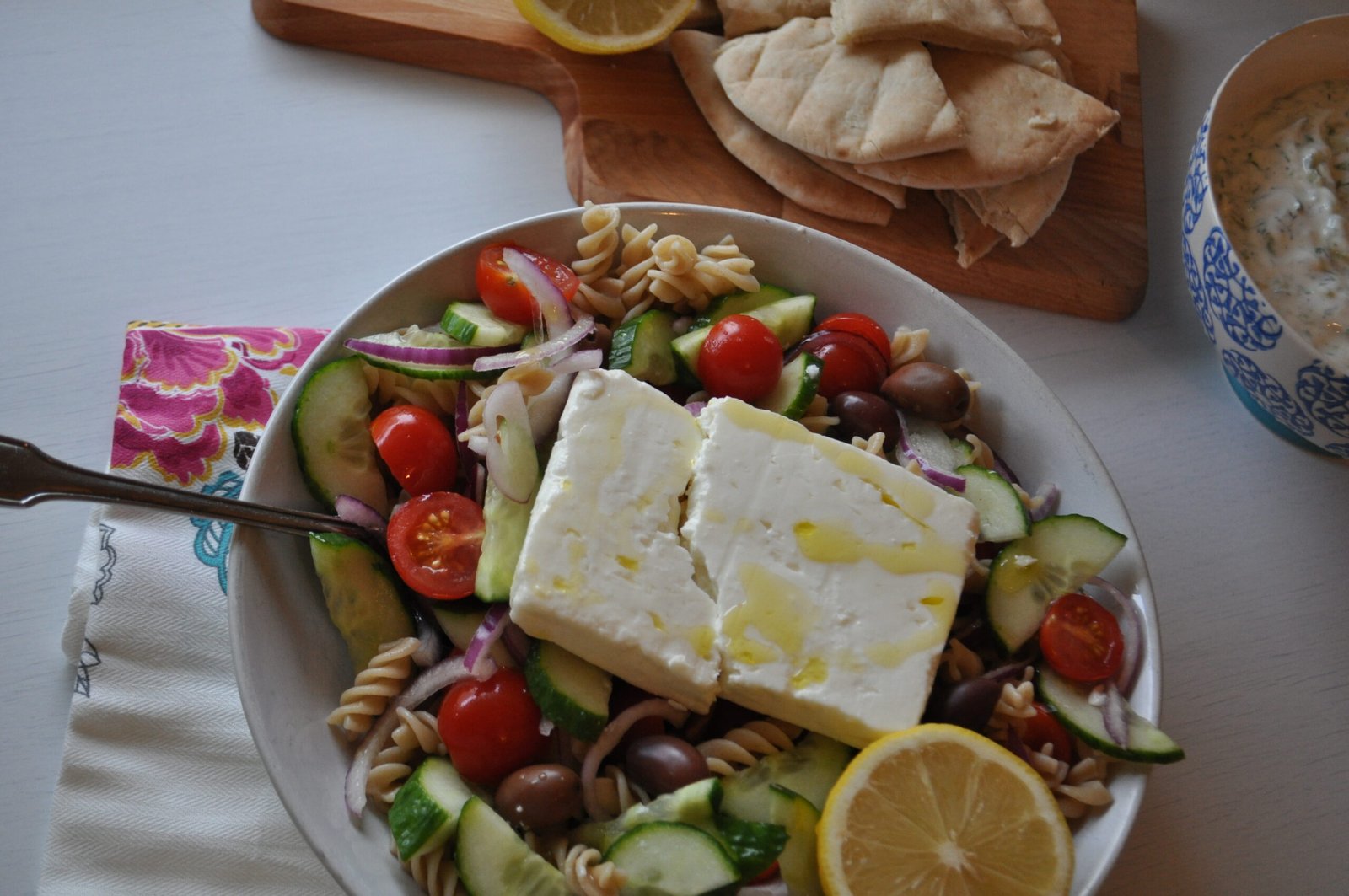 Gresk Pasta Salat Med Tzatziki Og Pita